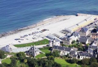 Luchtfoto van Flower Camping La Chênaie vakantiepark aan het strand in Normandië, Frankrijk.