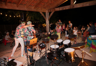 Muzikanten entertainen gezinnen en kinderen bij Flower Camping La Sagne, Nouvelle-Aquitaine, Frankrijk.