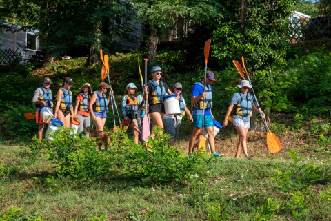 Groep wandelaars met reddingsvesten en peddels bij Flower Camping La Sagne, Nouvelle-Aquitaine, Frankrijk.