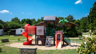 Area giochi con scivoli colorati a Flower Camping La Sagne, villaggio vacanze in Nouvelle-Aquitaine, Francia.