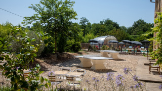 Area ricreativa all’aperto con tavoli da ping pong e piscina al Flower Camping La Sagne, Nouvelle-Aquitaine.
