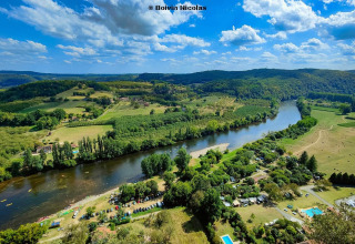 Luftaufnahme von Flower Camping La Sagne in Nouvelle-Aquitaine, Frankreich, mit Fluss und Landschaft.