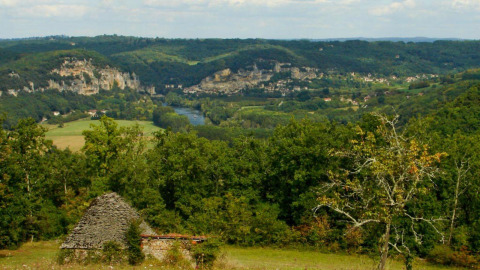 Blick über ein grünes Tal, Fluss und Hügel bei Flower Camping La Sagne, Nouvelle-Aquitaine, Frankreich.