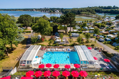 Vue aérienne de la piscine et du camping au Flower Camping Le Conleau, en Bretagne, France.