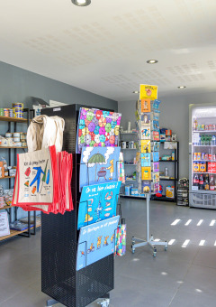 Indvendigt billede af en butik på Flower Camping Le Conleau-ferieparken i Bretagne, Frankrig.