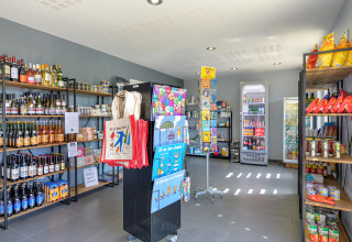 Interieur van een winkel bij Flower Camping Le Conleau vakantiepark in Bretagne, Frankrijk.