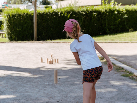 Kind speelt buiten op vakantiepark Flower Camping Le Conleau in Bretagne, Frankrijk, op een zonnige dag.