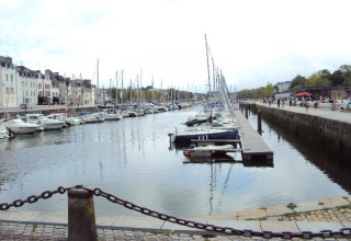Boote am Steg im Hafen von Flower Camping Le Conleau, einem Ferienpark in der Bretagne, Frankreich.