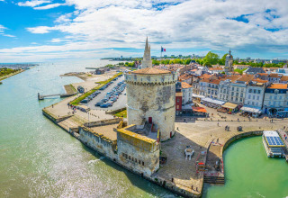 Vista del puerto y torre histórica cerca de Le Bois-Plage-en-Ré en Nouvelle-Aquitaine, Francia.