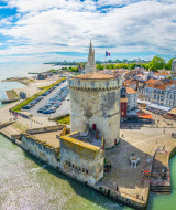 Vue du port et de la tour historique près de Le Bois-Plage-en-Ré en Nouvelle-Aquitaine, France.