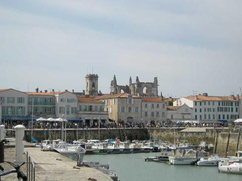 Hafen mit Booten, historischen Häusern und Ruinen in der Nähe von Le Bois-Plage-en-Ré, Nouvelle-Aquitaine, Frankreich.
