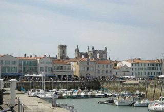 Puerto con barcos, edificios históricos y ruinas cerca de Le Bois-Plage-en-Ré, Nouvelle-Aquitaine, Francia.