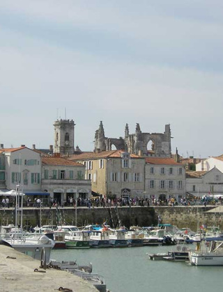 Port avec bateaux, bâtiments historiques et ruines près de Le Bois-Plage-en-Ré, Nouvelle-Aquitaine, France.