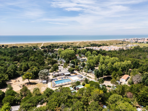 Veduta aerea del campeggio Demoiselles Plage, un villaggio vacanze in Pays de la Loire, Francia, vicino al mare.