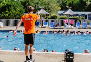 Un istruttore guida attività in piscina al Camping Demoiselles Plage, Pays de la Loire, Francia.