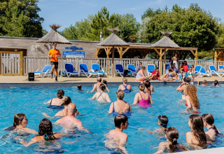 Ospiti partecipano a una lezione di acquagym in piscina al Camping Demoiselles Plage, Pays de la Loire, Francia.