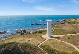 Luchtfoto van een vuurtoren aan de kust bij Saint-Hilaire-de-Riez, Pays de la Loire, Frankrijk, op een heldere dag.