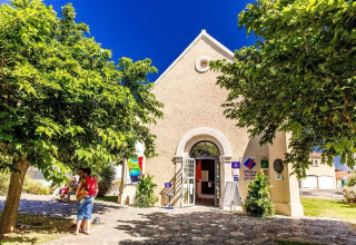 Ufficio turistico a Saint-Hilaire-de-Riez, Pays de la Loire, Francia, circondato da alberi e visitatori.