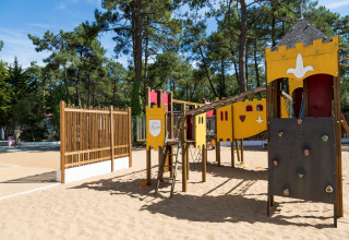 Aire de jeux avec structure d’escalade sur sable à Flower Camping Les Dunes, Pays de la Loire, France.