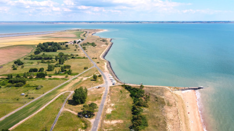 Vista aerea di Flower Camping Les Dunes vicino alla spiaggia a Pays de la Loire, Francia.