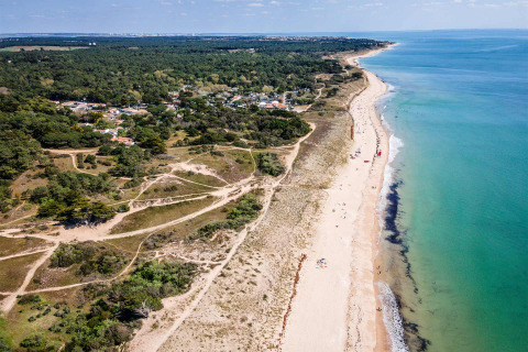 Vista aerea della costa, spiaggia sabbiosa e sentieri tra i boschi vicino a Longeville-sur-Mer, Pays de la Loire, Francia.