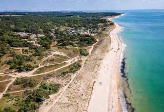 Luchtfoto van de kustlijn, het strand en bosrijke wandelpaden nabij Longeville-sur-Mer, Pays de la Loire, Frankrijk.