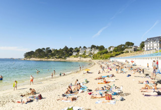Menschen entspannen und schwimmen am Sandstrand im Flower Camping Port de la Chaîne in der Bretagne, Frankreich.