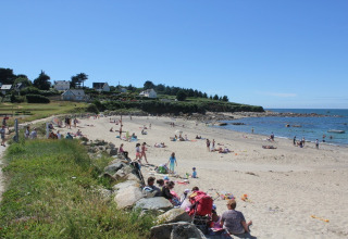 Menschen entspannen am Sandstrand des Flower Camping Port de la Chaîne in der Bretagne, Frankreich.