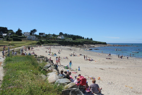 Menschen entspannen am Sandstrand des Flower Camping Port de la Chaîne in der Bretagne, Frankreich.
