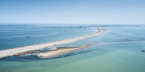 Luftaufnahme des Sillon de Talbert, einer Sandbank bei Pleubian in der Bretagne, Frankreich.