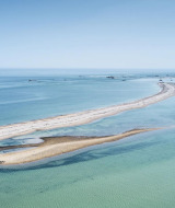 Vue aérienne du Sillon de Talbert, banc de sable près de Pleubian, en Bretagne, France.