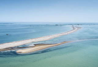 Luftaufnahme des Sillon de Talbert, einer Sandbank bei Pleubian in der Bretagne, Frankreich.