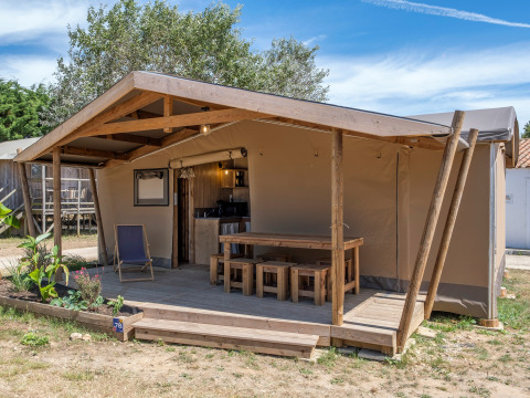 Safari telt ved Ecolodge cabine Cotton CONFORT med træterrasse, have og udendørs siddepladser.