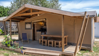 Safari telt ved Ecolodge cabine Cotton CONFORT med træterrasse, have og udendørs siddepladser.