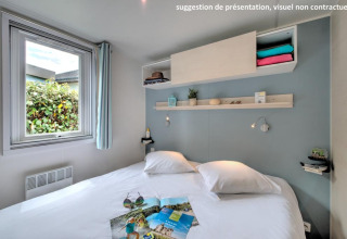 Stijlvolle slaapkamer in Homeflower PREMIUM lodge, met dubbel bed, raam en eigentijdse decoratie.