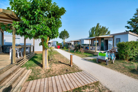 Pad tussen moderne lodges bij Homeflower PREMIUM Jacuzzi, Flower Camping Les Ilates, Frankrijk.