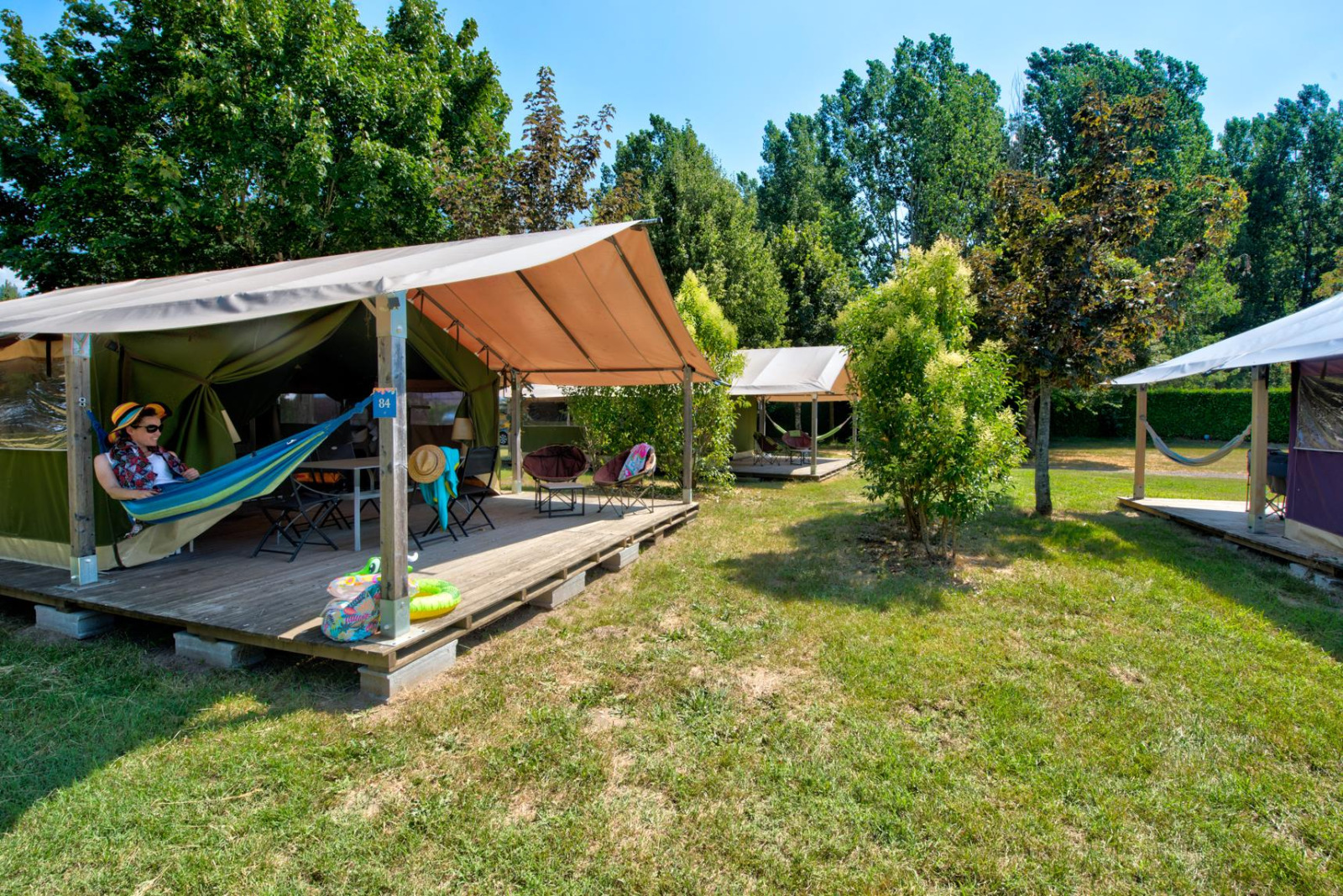 Safari-tent Freeflower Standard bij Flower Camping Les Ondines in Frankrijk met veranda's en hangmatten.