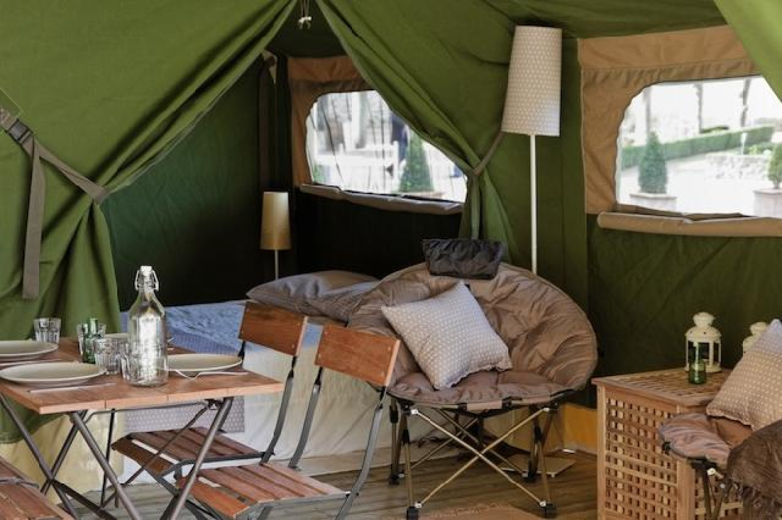 Interieurbeeld van een comfortabel ingerichte Freeflower Standard safaritent bij Flower Camping Les Ondines in Frankrijk.