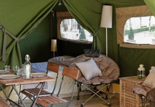 Interieurbeeld van een comfortabel ingerichte Freeflower Standard safaritent bij Flower Camping Les Ondines in Frankrijk.