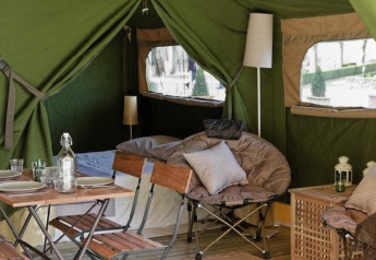 Binnenzicht van een gezellig ingerichte Freeflower Standard safaritent op Flower Camping Les Ondines in Frankrijk.