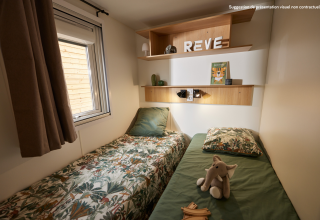 Acogedora habitación glamping con dos camas individuales, ventana, estantes de madera y peluche elefante.