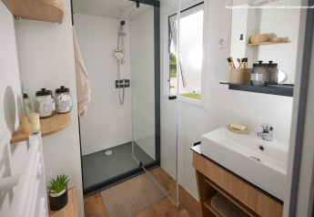 Modernes Badezimmer in einer Glamping-Unterkunft mit Dusche, Waschbecken und natürlichem Licht.