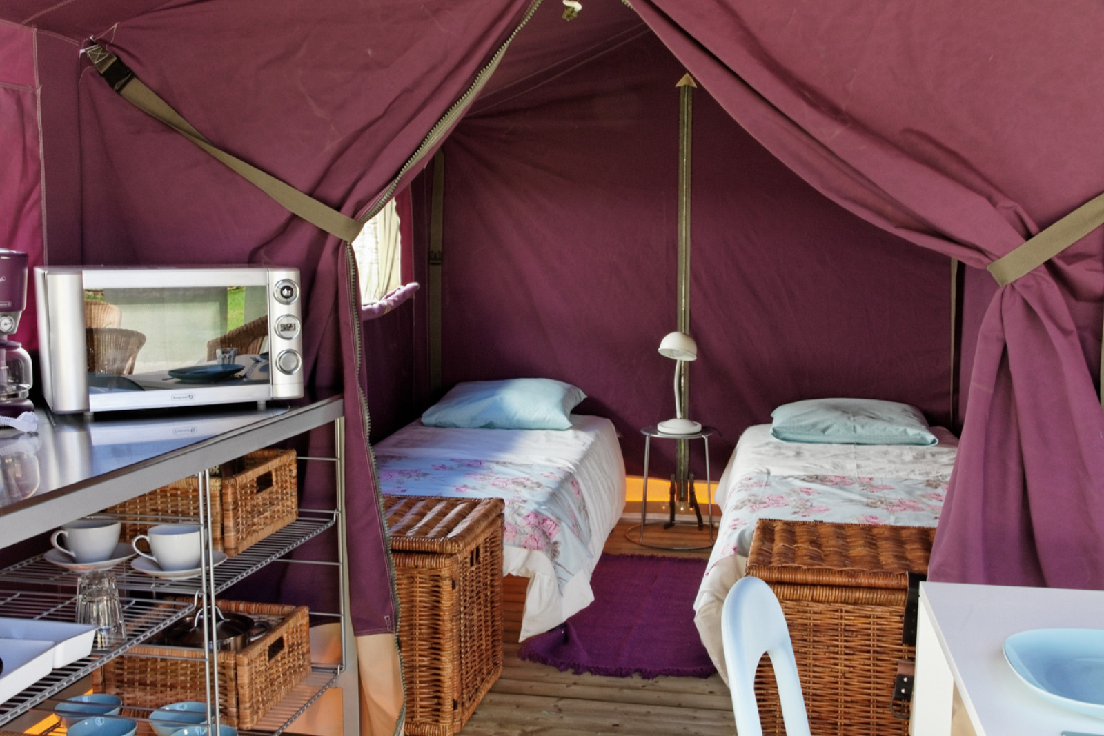 Binnenaanzicht van een Freeflower Standaard safaritent bij Flower Camping La Plage in Frankrijk.