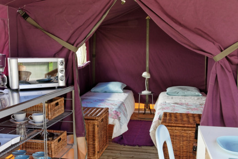 Binnenzicht van een Freeflower Standaard safaritent bij Flower Camping La Plage in Frankrijk.