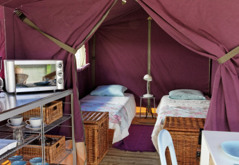 Vue intérieure d'une tente safari Freeflower Standaard au Flower Camping La Plage en France.