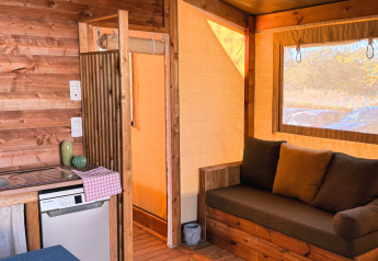 Binnenzicht van de Cotton Flower Canvas Lodge Comfort safaritent bij Flower Camping La Plage in Frankrijk.