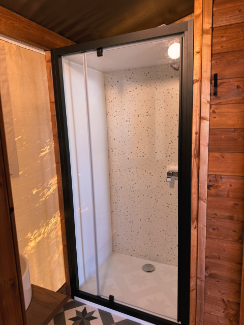 Moderne brusekabine i en safaritelt, Cotton Flower Canvas Lodge Comfort, Flower Camping La Plage, Frankrig.