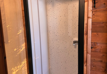 Moderne douchecabine in safaritent, Cotton Flower Canvas Lodge Comfort bij Flower Camping La Plage, Frankrijk.
