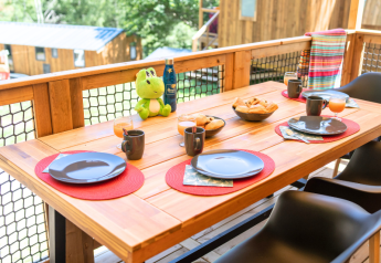 Ontbijt op het terras bij Cosyflower Premium, Flower Camping La Plage, Frankrijk, gedekte tafel met koffie.