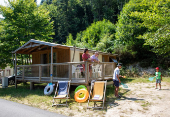 Mensen genieten van de zomer bij een Sweetflower Premium safaritent op Flower Camping La Plage in Frankrijk.